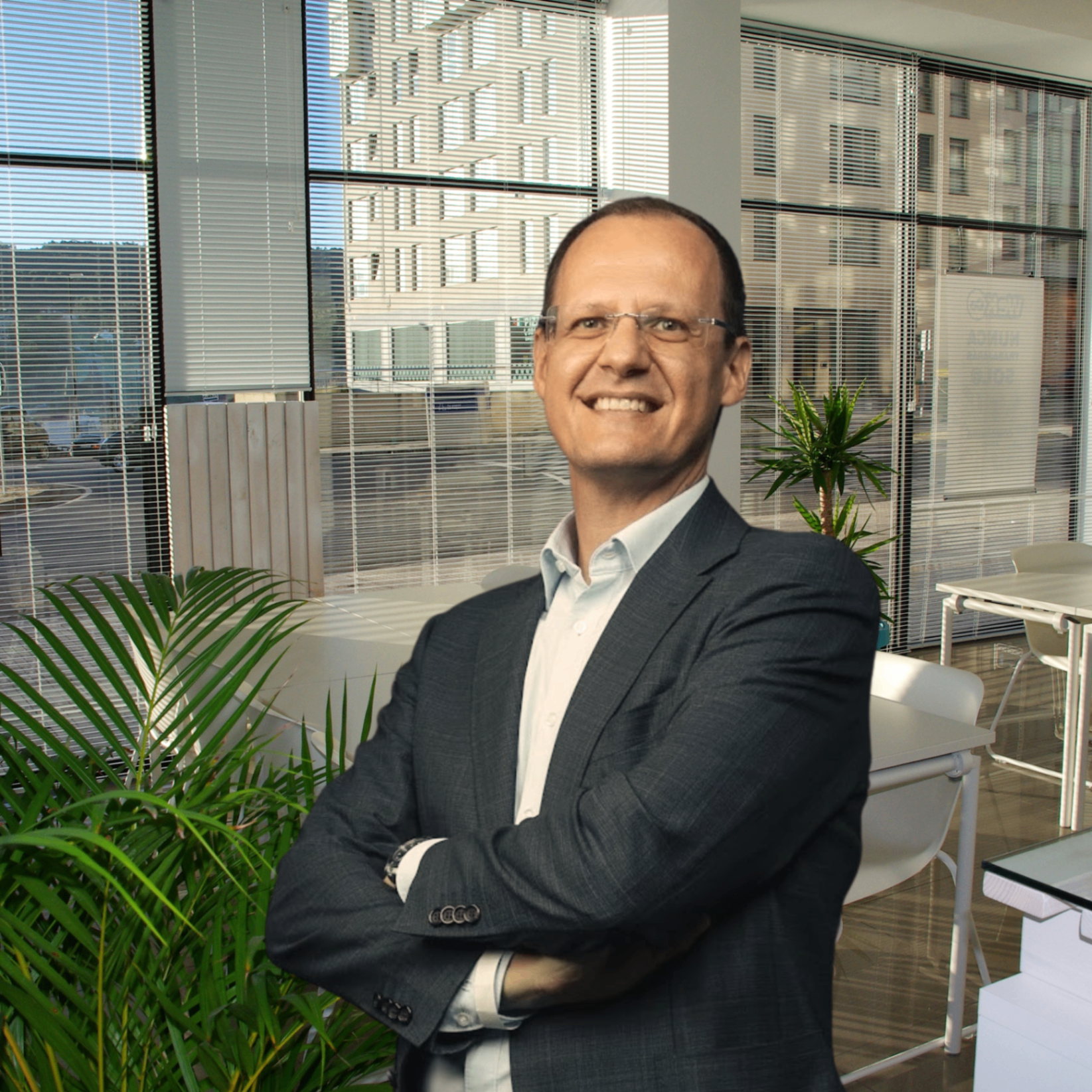 Ritratto professionale di Alessandro Marrarosa, advisor per l'adozione dell'AI nelle PMI, nel suo ufficio a Lugano.